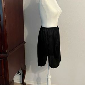 20” Long Half Slip w/Slit, Black, Vanity Fair size M